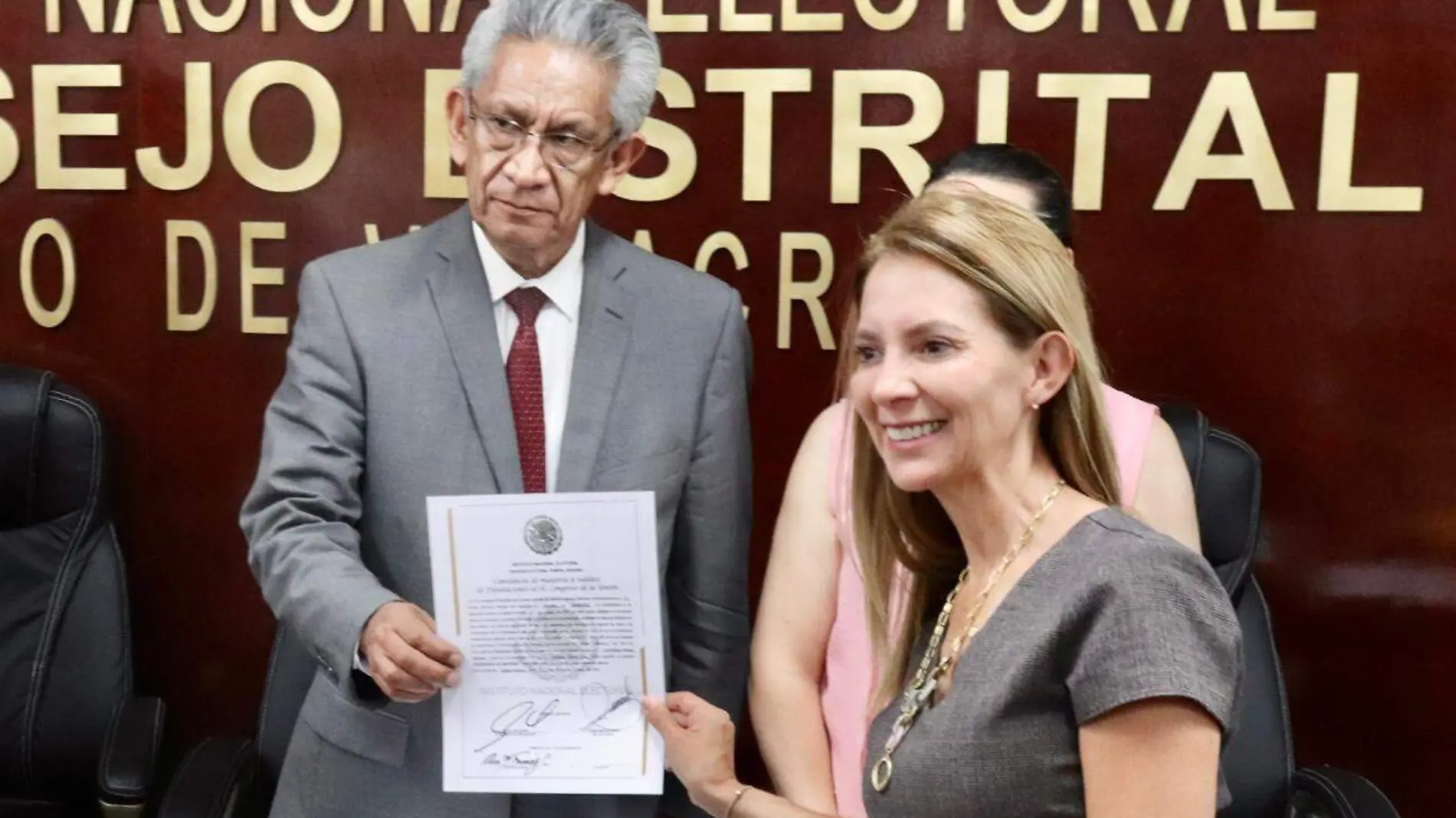 Ana Miriam Ferráez recibe constancia de mayoría por el Distrito federal Xalapa 10